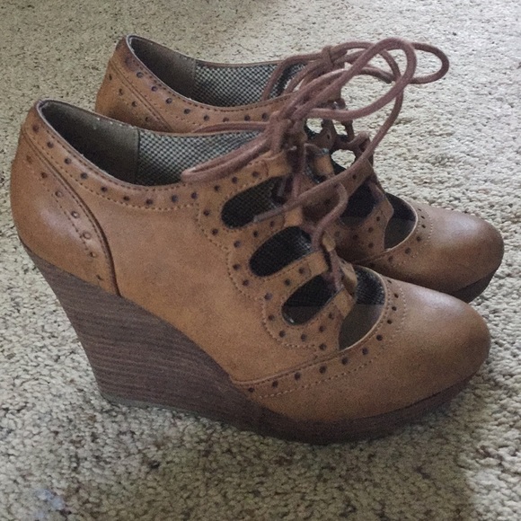 Size 7 heels - Picture 3 of 4